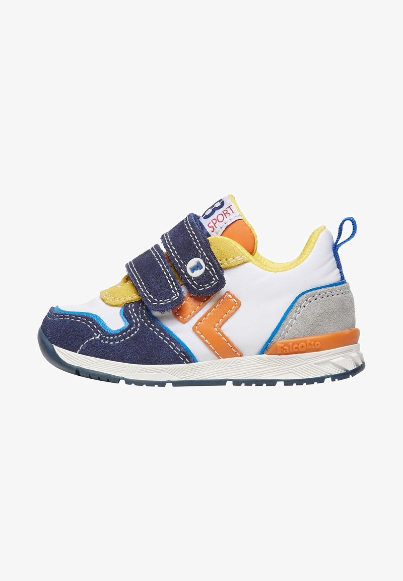 Scarpa sportiva per bambini blu e bianca con esterno in suede, dettagli arancioni, due fasce in velcro e suola in gomma testurizzata.