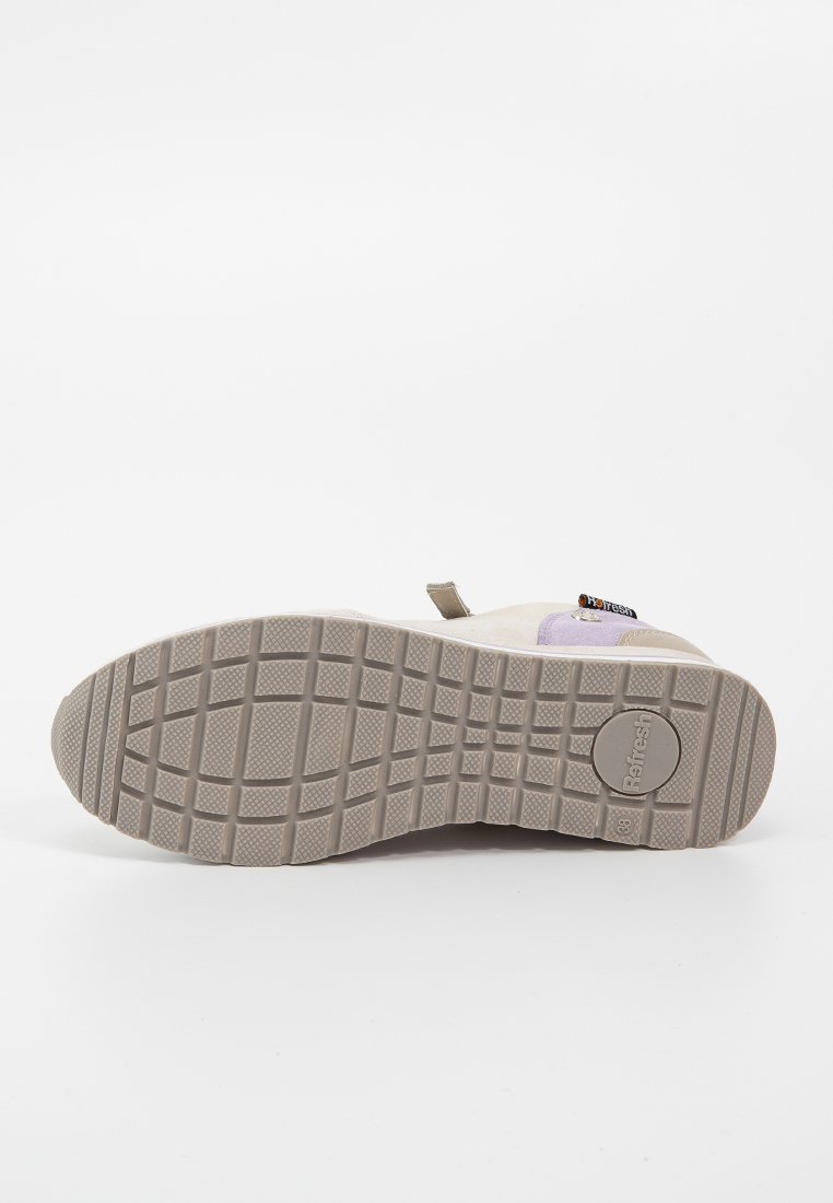 Sneaker beige con suola in gomma testurizzata; accenti viola chiaro; linguetta laterale; logo nella parte superiore; design piatto e imbottito.