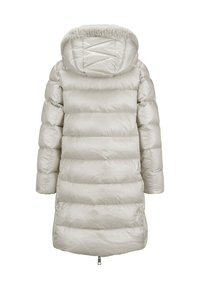 Langer silber-grauer Puffer-Mantel mit horizontaler Steppung, abnehmbarer Kapuze mit Schaffellbesatz und sichtbarem Reißverschluss hinten.