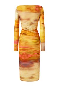 Dugih rukava uska haljina u gradijentu žutih, narančastih i ružičastih nijansi. Napravljena od glatkog, rastezljivog materijala s drapiranim dizajnom.