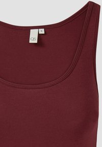 Canottiera bordeaux realizzata in morbido cotone, con scollo rotondo e bordi cuciti, con un'etichetta di cura visibile all'interno. Taglia S.