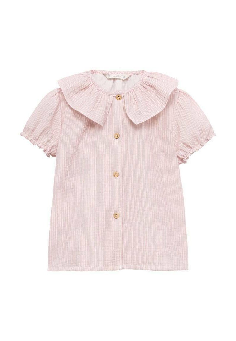 Světle růžová košile s krátkým rukávem, velkým volánovým límcem, svislými pruhy a dřevěnými knoflíky vpředu. Měkká, texturovaná tkanina.