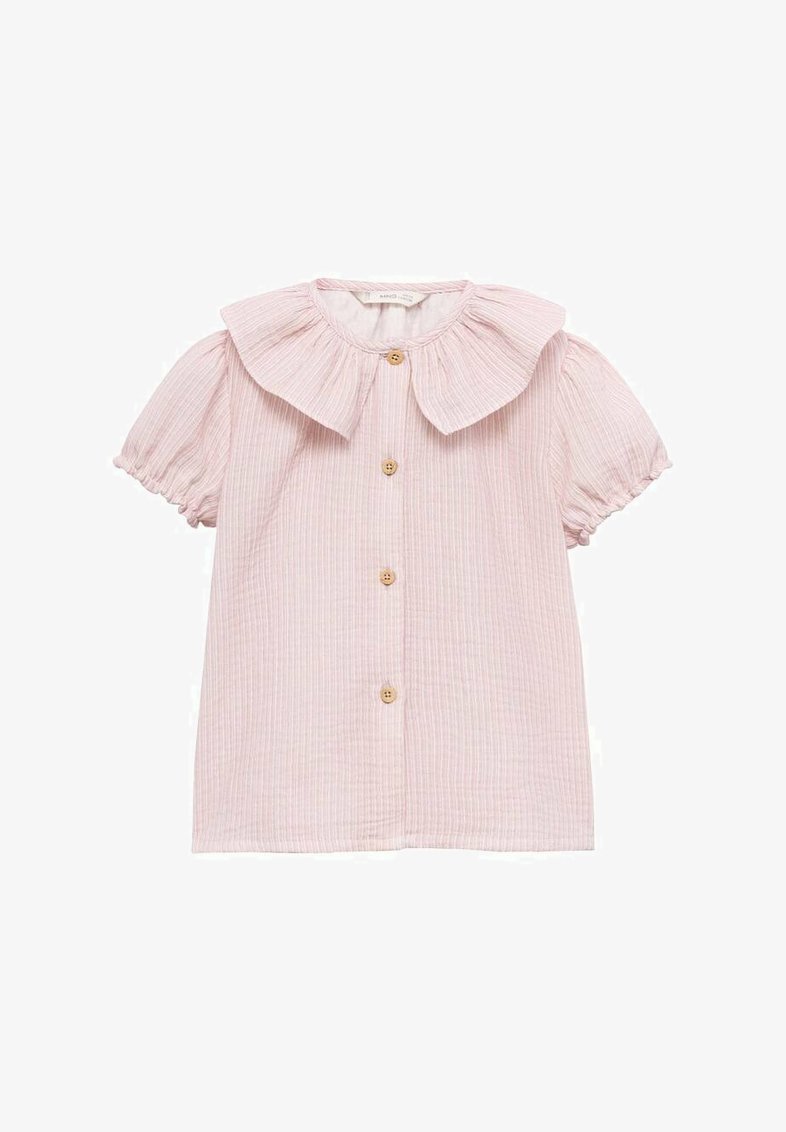 Světle růžová košile s krátkým rukávem, velkým volánovým límcem, svislými pruhy a dřevěnými knoflíky vpředu. Měkká, texturovaná tkanina.