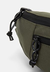 Champion ICONS BELT BAG UNISEX - Borsetă - oliv