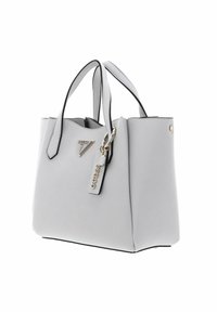Borsa a tracolla in finta pelle grigia con dettagli neri, forma strutturata, doppi manici, dettaglio del logo in metallo e etichetta portachiavi.