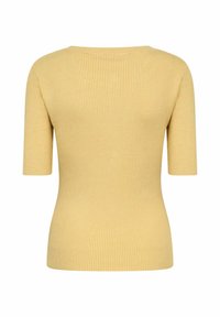 Gul ribbad kortärmad topp med rund halsringning. Texturen är mjuk och den figurnära formen framhäver kroppens silhuett.