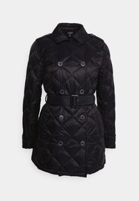 Svart vadderad pufferjacka med dubbelknäppt knäppning, bälte i midjan och kavajslag; har texturerad, glänsande tyg.