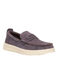 Graue Wildleder Slipper mit einer genähten Naht, einer strukturierten Oberseite und einer cremefarbenen Gummisohle. Verfügt über eine rundliche Zehenform und ein flaches Profil.