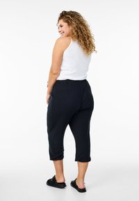 Zizzi 3/4-LÄNGE MIT HOHER TAILLE - Lühikesed püksid - black