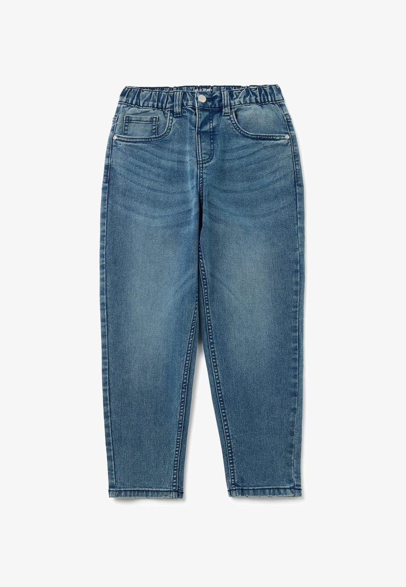 Pantalones de mezclilla azul claro con una cinturilla elástica, cinco bolsillos y un diseño de pierna ajustada. Presentan un lavado desgastado y costuras visibles.