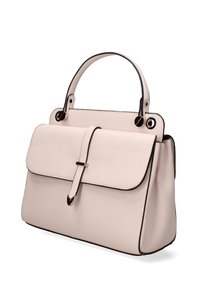 Sac à main en cuir beige de forme structurée, avec un rabat avant, une sangle décorative et un contour noir contrastant. Deux poignées supérieures incluses.