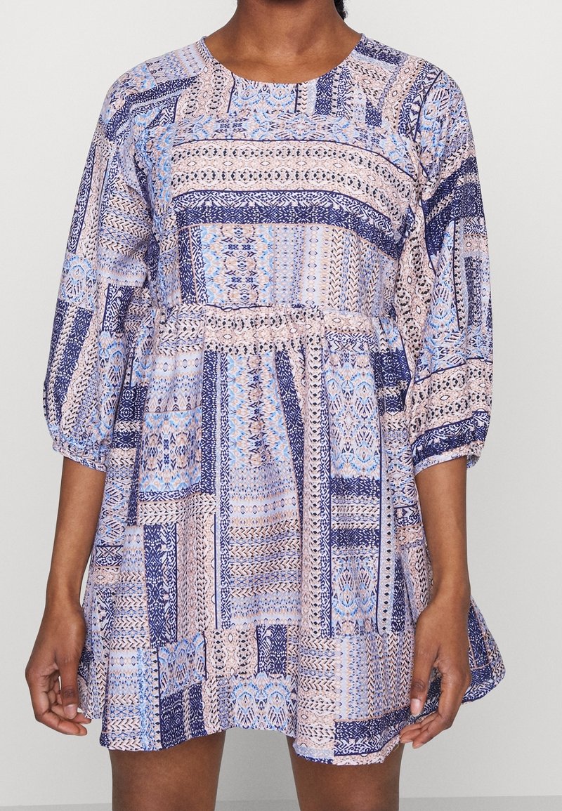 Wielokolorowa sukienka z niebieskimi i brzoskwiniowymi wzorami, okrągłym dekoltem i półdługimi bufkami, wykonana z lekkiego materiału z marszczonym w pasie.