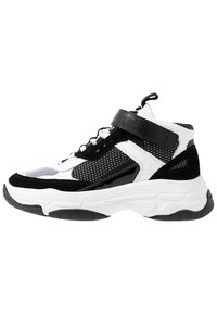 Černobílé vysoké tenisky vyrobené z materiálů jako síťovina, kůže a semiš, se zapínáním na suchý zip, texturovými vzory a robustní podrážkou.