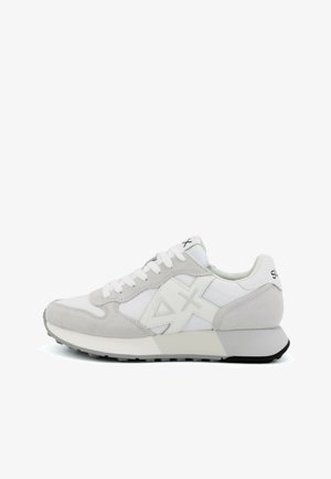 Sneaker bassa bianca e grigio chiaro con pannelli in suede e pelle, lacci bianchi e un logo ricamato distintivo sul lato.