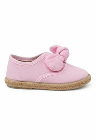 Scarpa di tela rosa con dettaglio a fiocco, punta rotonda e suola in juta naturale. Presenta cuciture lungo i bordi e una morbida fodera interna.