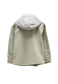 Světle zelená košile s šedou kapucí, s dlouhými rukávy, zapínáním na knoflíky a hladkou texturou. Design je volného střihu s čistým zakončením.