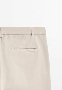 Beige katoenen broeken met een gladde textuur, slank ontwerp, riemlussen en één achterzak.