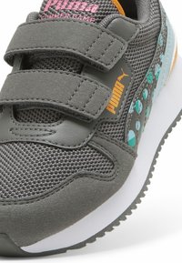 Szürke sneaker hálós és velúr anyagból, tépőzáras pántokkal, türkiz díszítéssel, fehér középtalppal és textúrált szürke külsőtalppal.