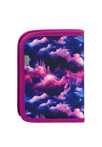 Kapsička na zip vyrobená z látky s fialovým okrajem. Design zobrazuje mraky v živých odstínech růžové, fialové a modré s akcenty zámku.