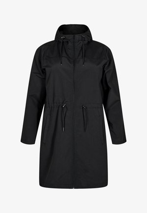 Manteau léger noir avec capuche, présentant une fermeture éclair à l'avant, une taille à cordon de serrage et deux poches latérales. Texture lisse et design épuré.