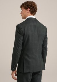 Tumši zaļš pārbaudes uzvalka žakete ar pielāgotu fit, ar paklausīgām atlokām un pogātām aproču detaļām. Gluda tekstūra, mūsdienīgs dizains.