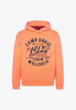 Mikina s kapucí v jasně oranžové barvě, s modrou grafickou potiskem a textem. Vyrobena z měkkého materiálu s ribovanými manžetami a lemem.