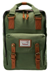 Zelený látkový batoh s hnědými koženými akcenty, dvěma předními kapsami a horním držadlem. Disponuje vzorovanou podšívkou a logem.