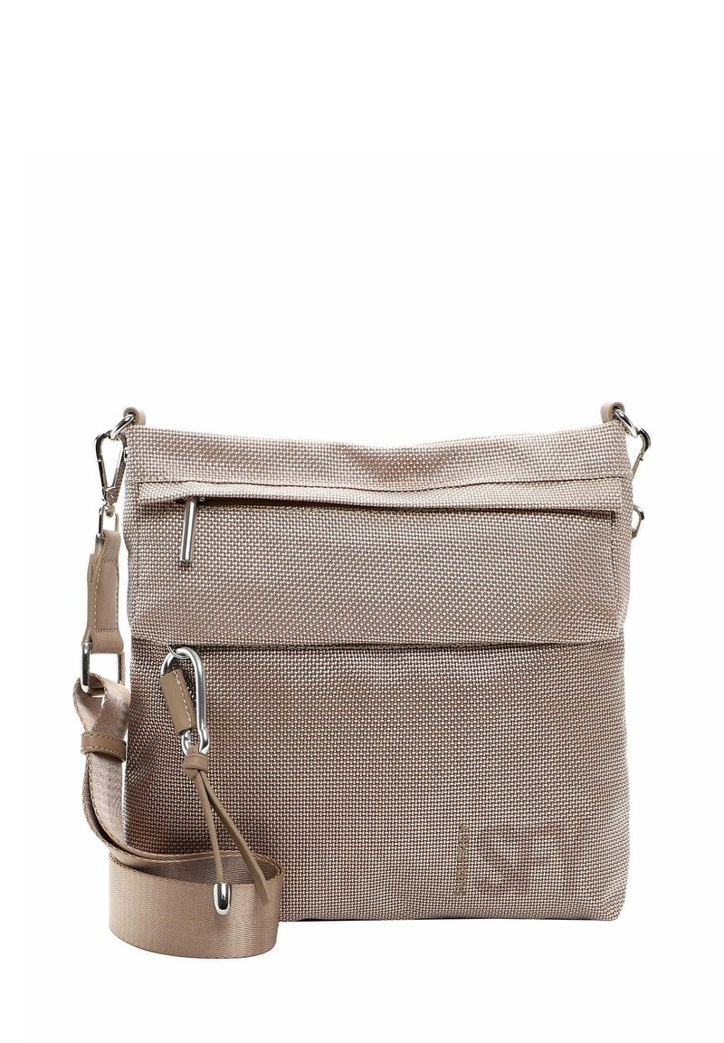 Borsa intrecciata beige con tracolla regolabile, dotata di una parte superiore con zip, tasca frontale e tessuto testurizzato con sottili accenti di pattern.