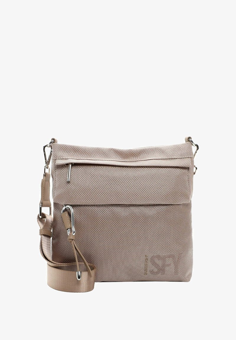 Beige geflochtene Tasche mit verstellbarem Schultergurt, ausgestattet mit einem Reißverschluss oben, einer Außentasche und einem strukturierten Stoff mit subtilen Musterakzenten.