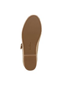 Soletta di scarpe color sabbia con gomma testurizzata, caratterizzata da una forma a punta tonda e un leggero tacco. Gli accenti includono un design intrecciato lungo i bordi.