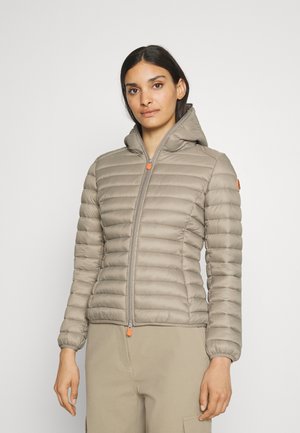 Lichtbeige pufferjack met horizontaal gestikt ontwerp, ritssluiting met oranje accent en aangehechte capuchon. Zachte, gladde textuur.