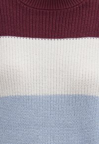 Strickpullover mit einem gestreiften Muster in Bordeauxrot, Weiß und Hellblau, einem gerippten Ausschnitt und strukturiertem Stoff.
