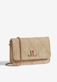 Tkaná slamková crossbody taška v béžovej farbe s prešívanou textúrou a pozlátenými kovovými doplnkami. Obsahuje detail loga a nastaviteľný reťazový popruh.