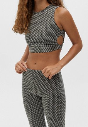 PULL&BEAR, Top