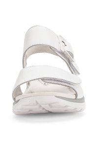 Weiße Sandalen mit Synthetik-Obermaterial und verstellbaren Riemen. Verfügt über eine gepolsterte Innensohle und eine Gummisohle mit strukturiertem Profil für besseren Halt.