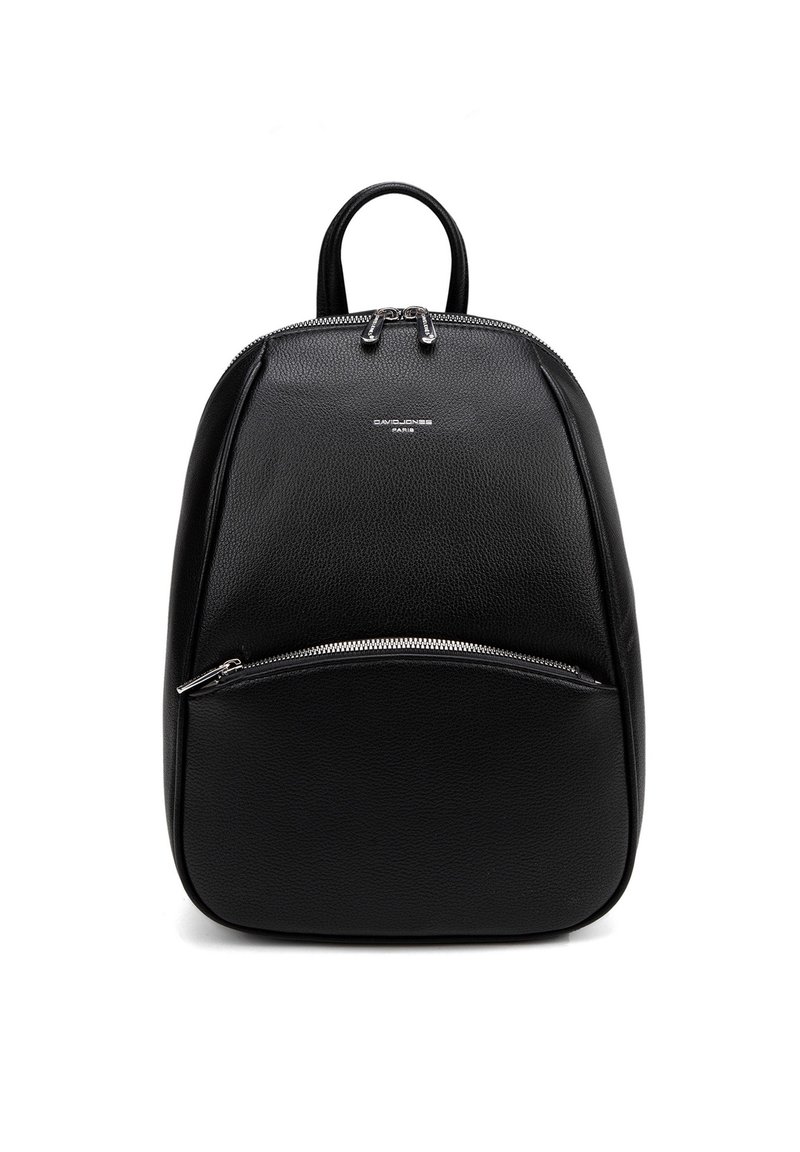 Sac à dos en cuir noir avec une forme arrondie, doté d'une poche zippée à l'avant, de quincaillerie en argent et d'une poignée de transport en haut. Texture lisse.