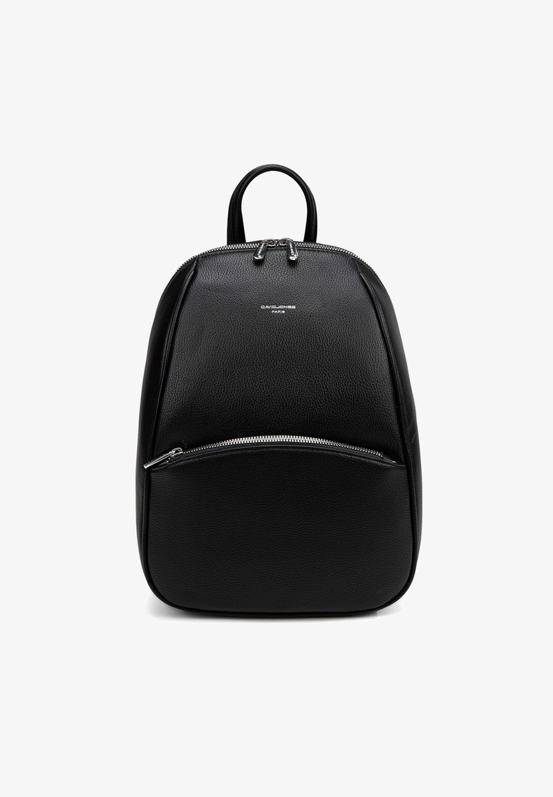 Zwarte leren rugzak met een afgeronde vorm, voorzien van een voorste ritsvak, zilveren hardware en een bovenhandvat. Gladde textuur.