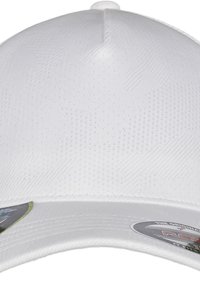 Weißer Baseballcap aus strukturiertem Stoff, mit gebogenem Schild und Belüftungsöffnungen. Enthält Etiketten an der Seite für das Branding.