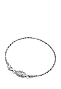 Silvertonad armband med en vriden kedjedesign, med en dekorativ oval berlock med en klar ädelsten i centrum.