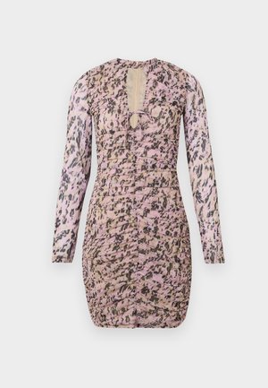 Gehaakte roze lange mouw jurk met een luipaardprint, voorzien van ruching details en een striknek. De stof lijkt lichtgewicht en textuur te hebben.