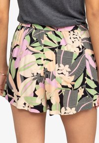 Pantaloni shorts floreali con sfondo nero e motivi rosa, verdi e crema. Vita elasticizzata con dettaglio sulla tasca posteriore.
