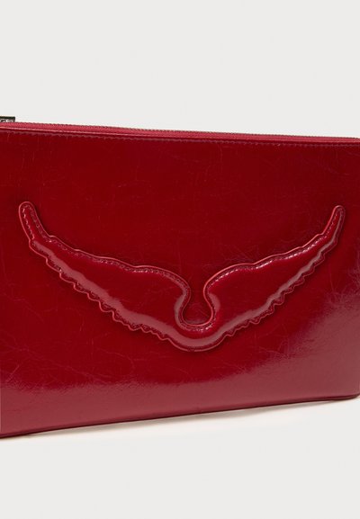 Κόκκινο τσαντάκι χειρός από γυαλιστερό δέρμα με ανάγλυφη υφή και ανάγλυφο σχέδιο φτερού στο μπροστινό μέρος. Κλείνει με φερμουάρ στο πάνω μέρος.