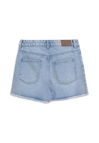 Shorts in denim azzurro chiaro con orlo sfilacciato, design a cinque tasche e toppa in pelle marrone sul retro della vita.
