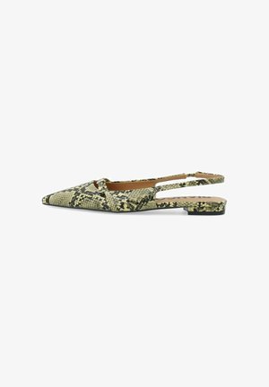 Spitz zulaufender, flacher Schuh mit beige-schwarzem Schlangenhautmuster und offenem Slingback-Riemen.