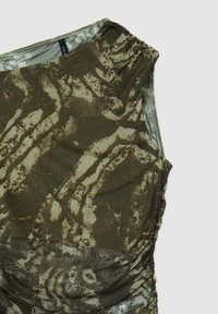 Top a maglia verde oliva con motivi astratti scuri, dotato di scollatura rotonda e dettaglio arricciato sul lato, realizzato in tessuto morbido e elasticizzato.