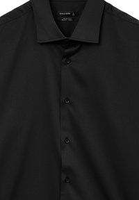 Camicia nera slim-fit con bottoni realizzata in tessuto facile da stirare. Presenta un colletto classico, sei bottoni frontali e una texture liscia.