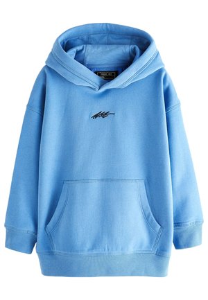 Hellblauer Kapuzenpullover aus weichem Stoff, mit einer vorderen Kängurutasche und einem kleinen schwarzen Logo auf der Brust. Gerippte Bündchen und Saum.