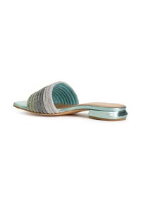 Infradito con una base in pelle verde menta. Presenta una larga fascia metallizzata argento texturizzata e un tacco quadrato basso per stabilità.