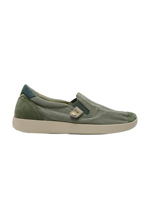Zapato casual tipo slip-on de corte bajo en tejido verde oliva con suela de goma beige y pequeño detalle de botón cerca del panel lateral elástico.