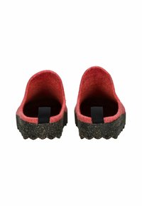 Et par røde slip-on hjemmesko i filt med sorte teksturerede gummisåler, set fra den bageste side med stropper på hver hæl.